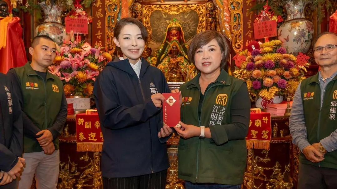 高虹安添香油錢予關帝廟主委江明珠。(圖/新竹市府)