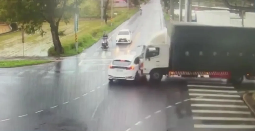 桃園市楊梅區高鐵南路七段今（1）日上午發生一起嚴重車禍，一輛自小客車左轉時遭大貨車猛力衝撞，造成車內2名女性乘客傷重不治，駕駛仍在急救中。（圖／翻攝畫面）