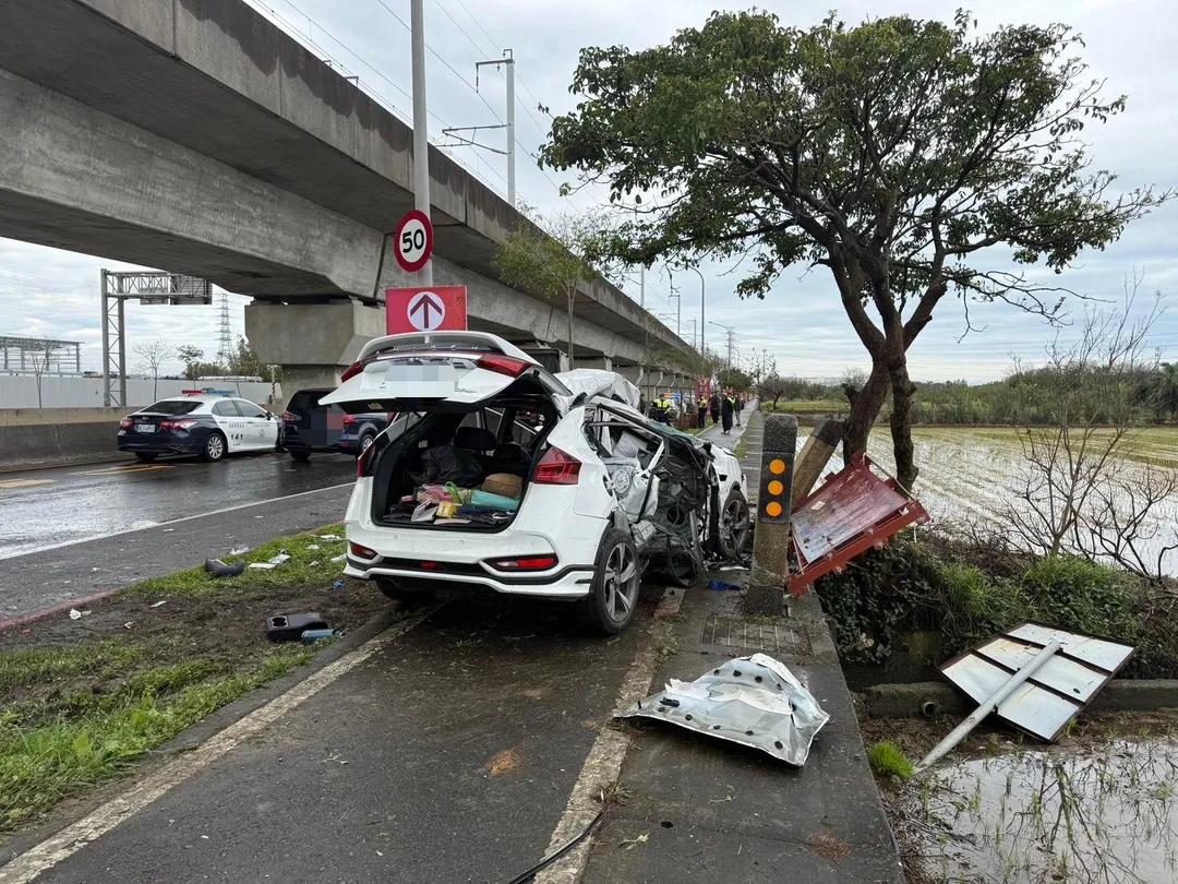 桃園市楊梅區高鐵南路七段今（1）日上午發生一起嚴重車禍，一輛自小客車左轉時遭大貨車猛力衝撞，造成車內2名女性乘客傷重不治，駕駛仍在急救中。（圖／翻攝畫面）