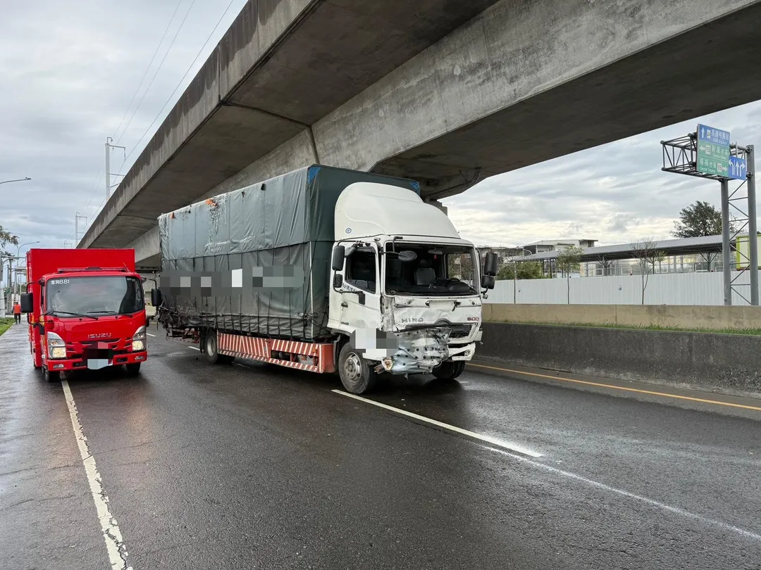 桃園市楊梅區高鐵南路七段今（1）日上午發生一起嚴重車禍，一輛自小客車左轉時遭大貨車猛力衝撞，造成車內2名女性乘客傷重不治，駕駛仍在急救中。（圖／翻攝畫面）