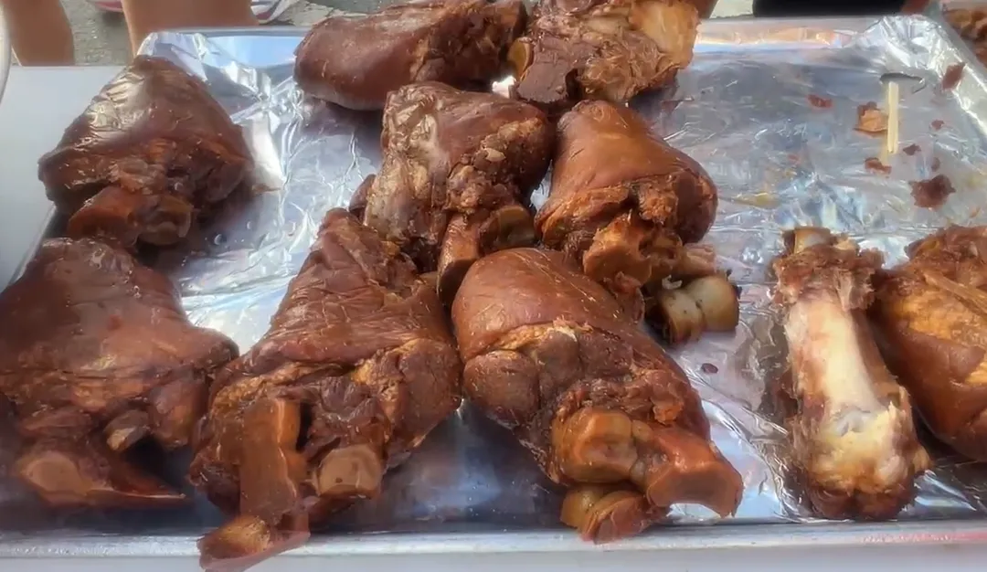 補給站充滿各種美食提供給跑者們享用。（圖／翻攝畫面，下同）