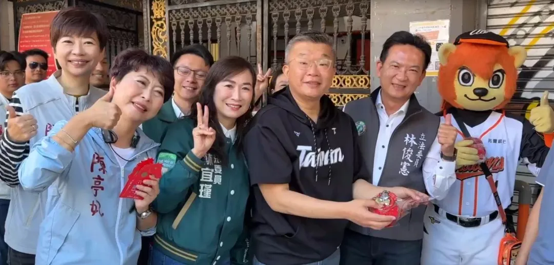 中華職棒會長蔡其昌到台南棒球場發送紅包立委陳亭妃和林俊憲也都現身。（圖／中天新聞）
