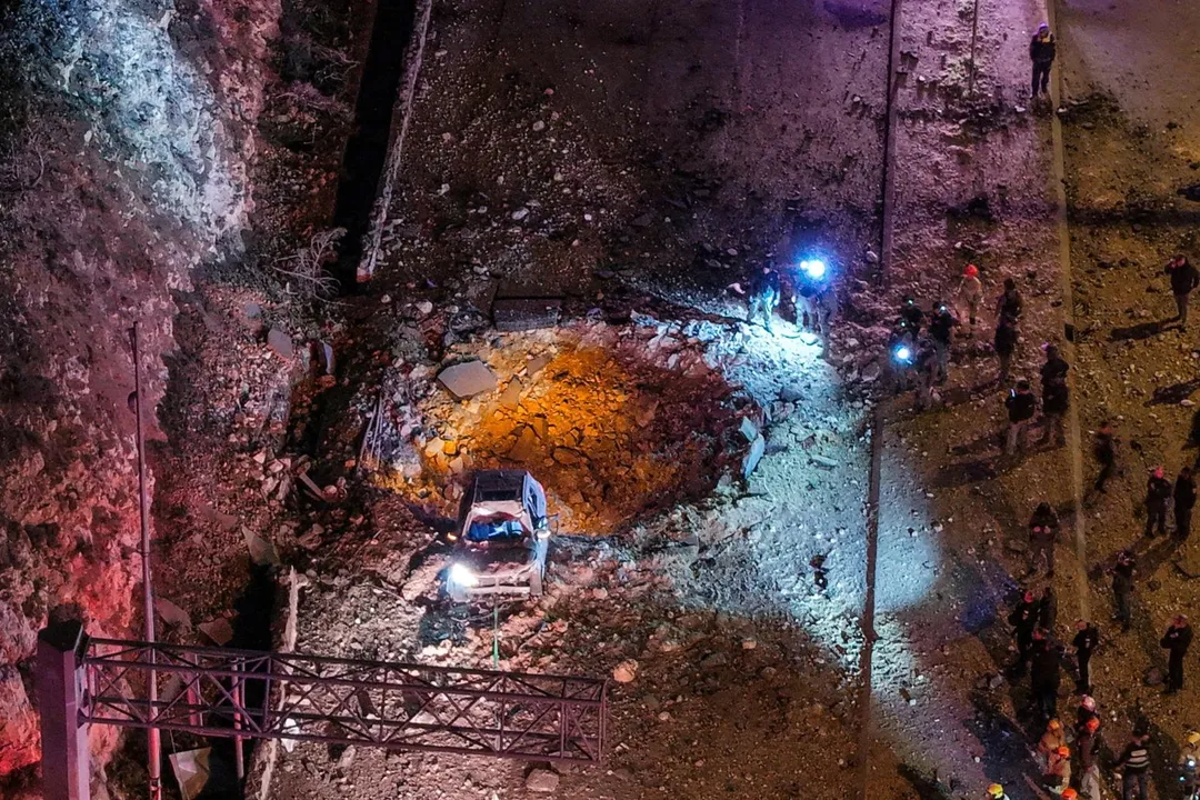 色列耶路撒冷一條道路遭伊朗飛彈炸毀。（圖／路透社）