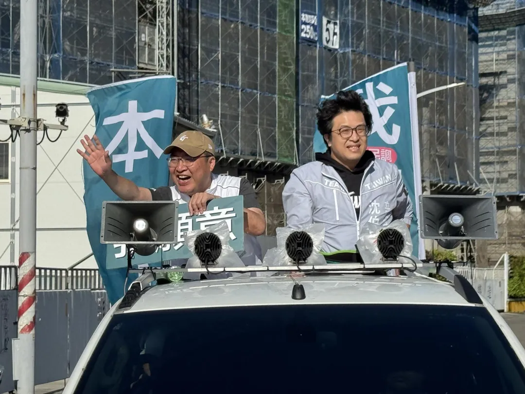 高雄市初選激烈，立委沈伯洋也特別撥空南下陪同黃彥毓車掃。（圖片來源：黃彥毓辦公室提供）