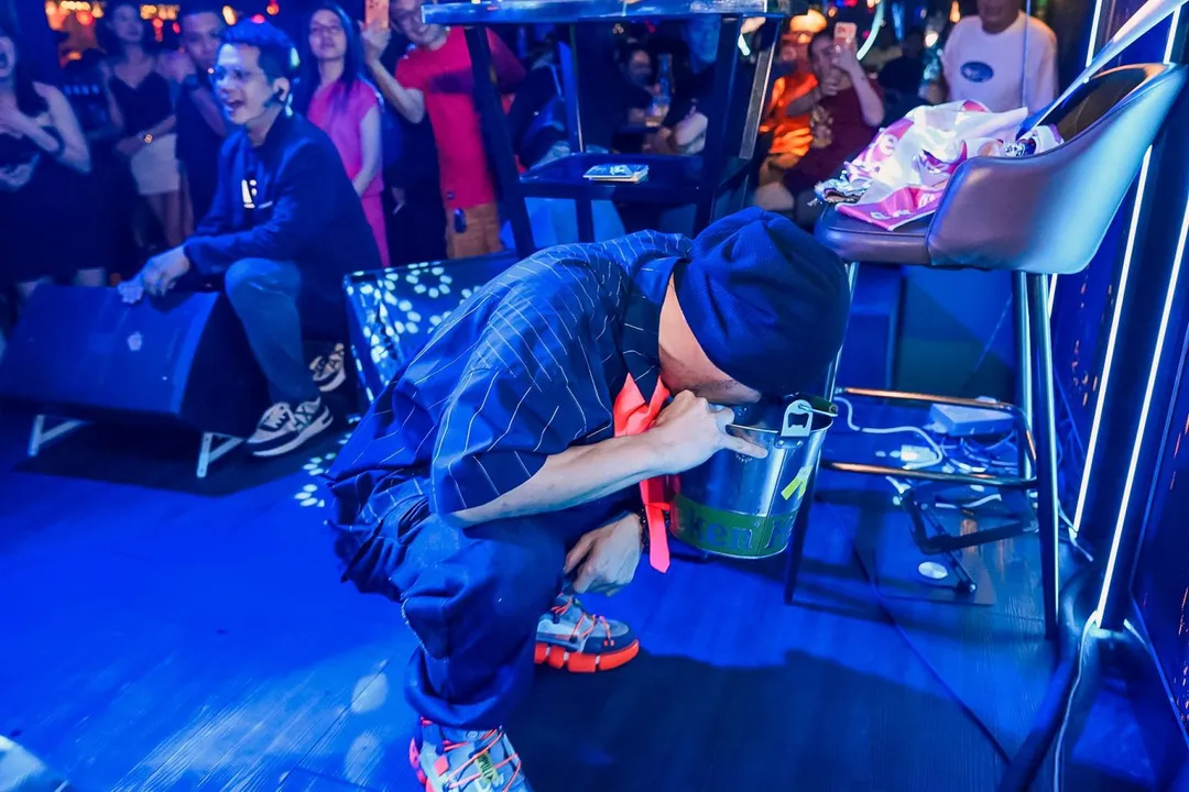 黃明志邊唱邊吐。(圖/翻攝Namewee 黃明志臉書)