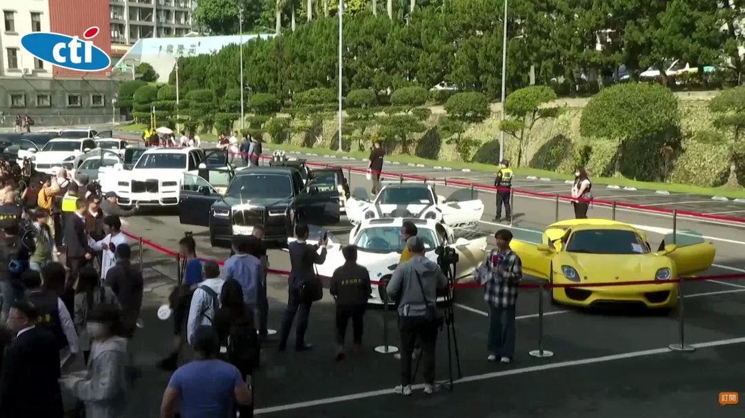 33輛豪車拍賣的驚人現場。(圖/中天新聞)