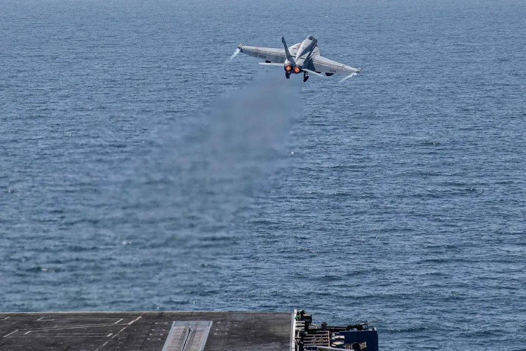 一架FA-18E「超級大黃蜂」戰機2月28日從航空母艦「林肯號」起飛，支援對伊朗的軍事行動。（圖／《路透社》）