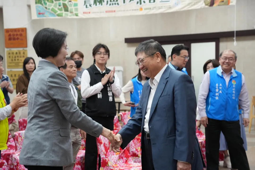 立委徐欣瑩出席新竹縣政府「114年農林漁牧業普查處揭牌儀式」，新竹縣長楊文科感謝徐欣瑩關心地方產業發展。（徐欣瑩提供）