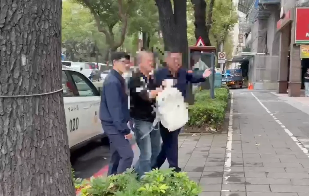 捷運行天宮站車廂驚傳揚言殺人,中山警3小時內查獲男子。(圖/翻攝畫面)