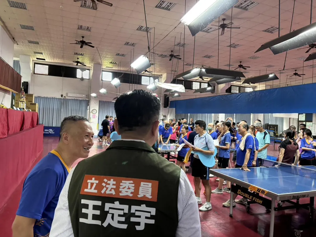 據傳富商常如山看到女友的住處出現王定宇的競選背心，就知道發生什麼事。（圖／王定宇臉書）