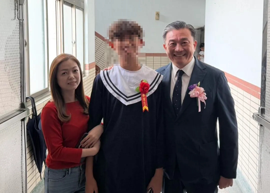 王定宇表示去年2月已與前妻（左1）離婚。（圖／王定宇臉書）