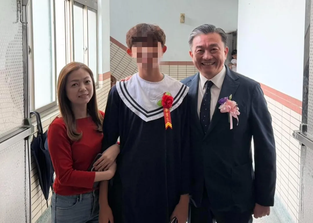 王定宇與前妻李淑吟，在去年6月出席兒子畢業典禮時仍有合影留念。（圖／王定宇臉書）