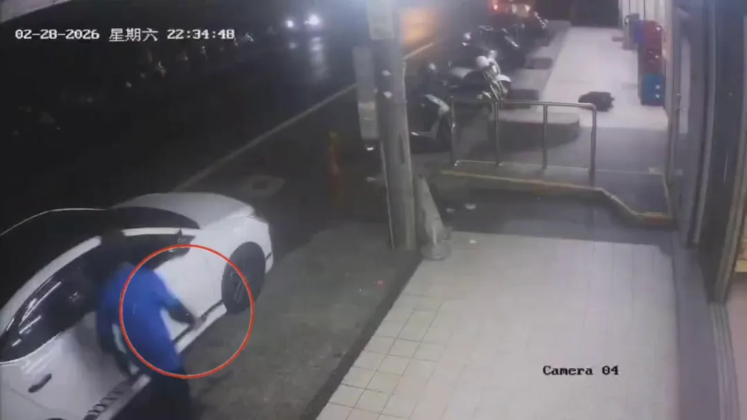 該名狂男持刀先逼近該車搜尋駕駛蹤跡。（圖／翻攝_haoojen的Threads，經授權使用）