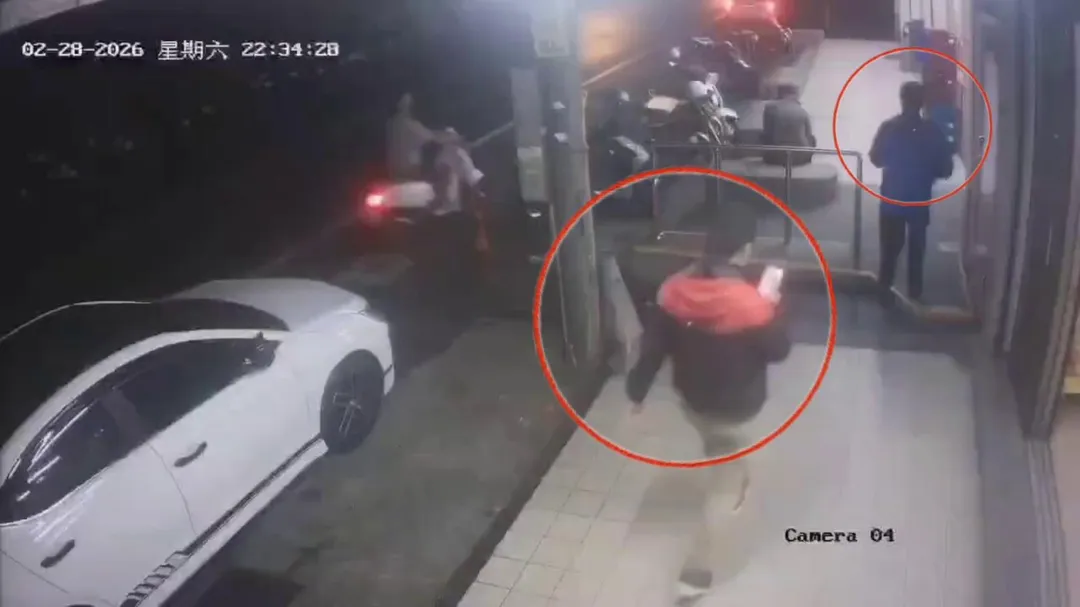 接著發現駕駛也要去便利商店，就先繞到對方前頭準備砍人。（圖／翻攝_haoojen的Threads，經授權使用）
