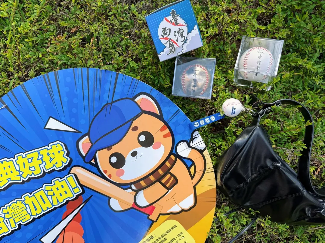 獨家販售「TEAM TAIWAN《棒球》3D造型一卡通」（售價590元）及「臺灣尚勇 紀念棒球」白色款149元、金色款199元，白金雙入優惠價299元，限量販售。（圖／萊爾富提供）