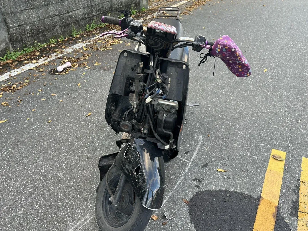 林姓照服員的機車被撞爛。（圖／民眾提供）