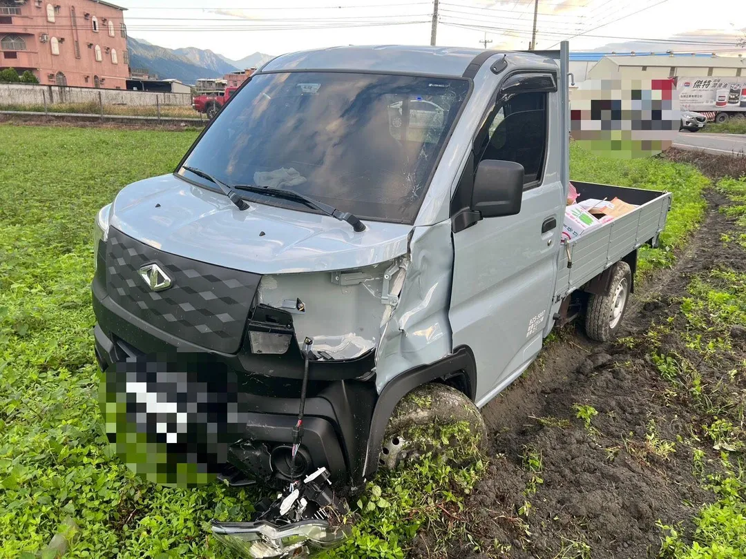 唐姓男駕駛的貨車也受損嚴重。（圖／民眾提供）