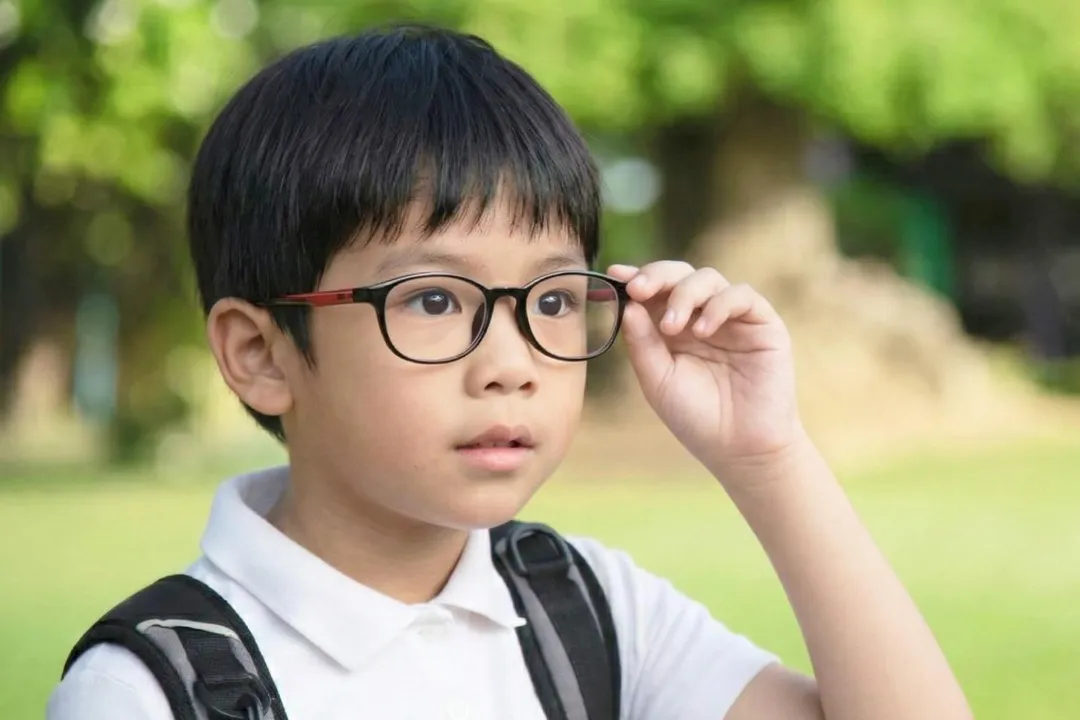 如果家長放任度數在求學階段瘋狂加深，演變成「高度近視」，未來發生視網膜剝離、黃斑部病變等風險將大幅增加。（圖／嘉義基督教醫院）