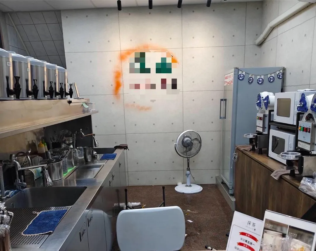 案發現場隔壁飲料店的店員勸架，結果店面也遭殃。（圖／警方提供）