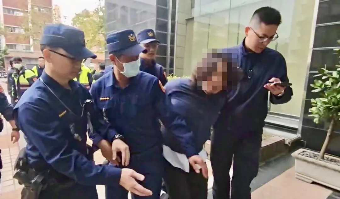 男子全身酒氣嗆警還企圖襲警。(圖/翻攝畫面)