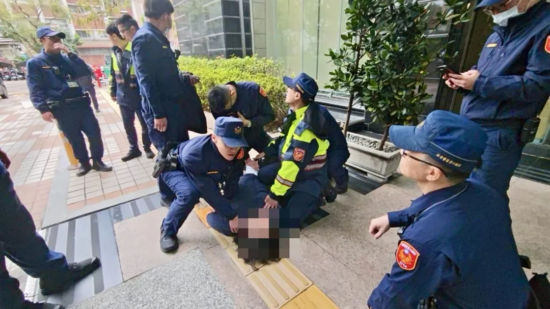 男子遭警方壓制逮捕依法送辦。(圖/翻攝畫面)