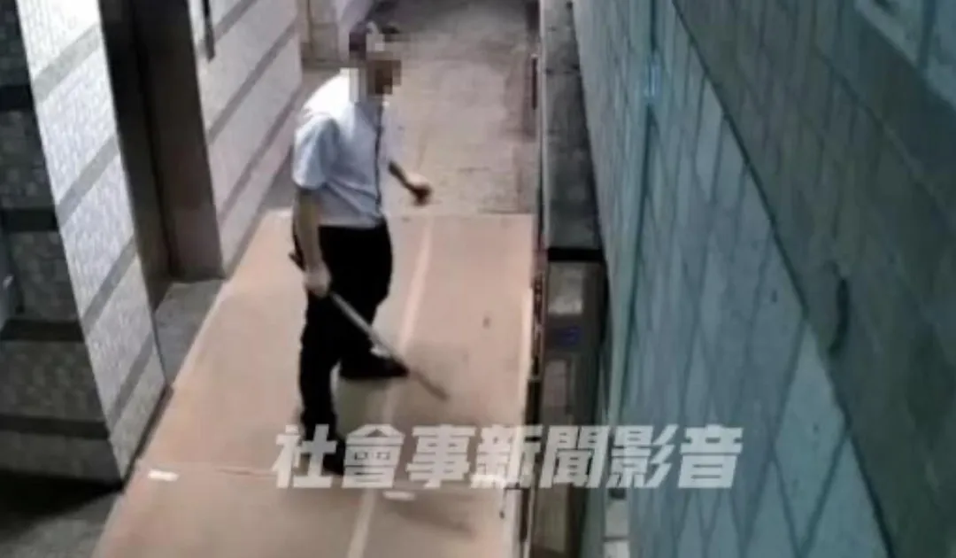 男子持木刀在社區一樓飆罵揮砍。（圖／翻攝自社會事新聞影音）