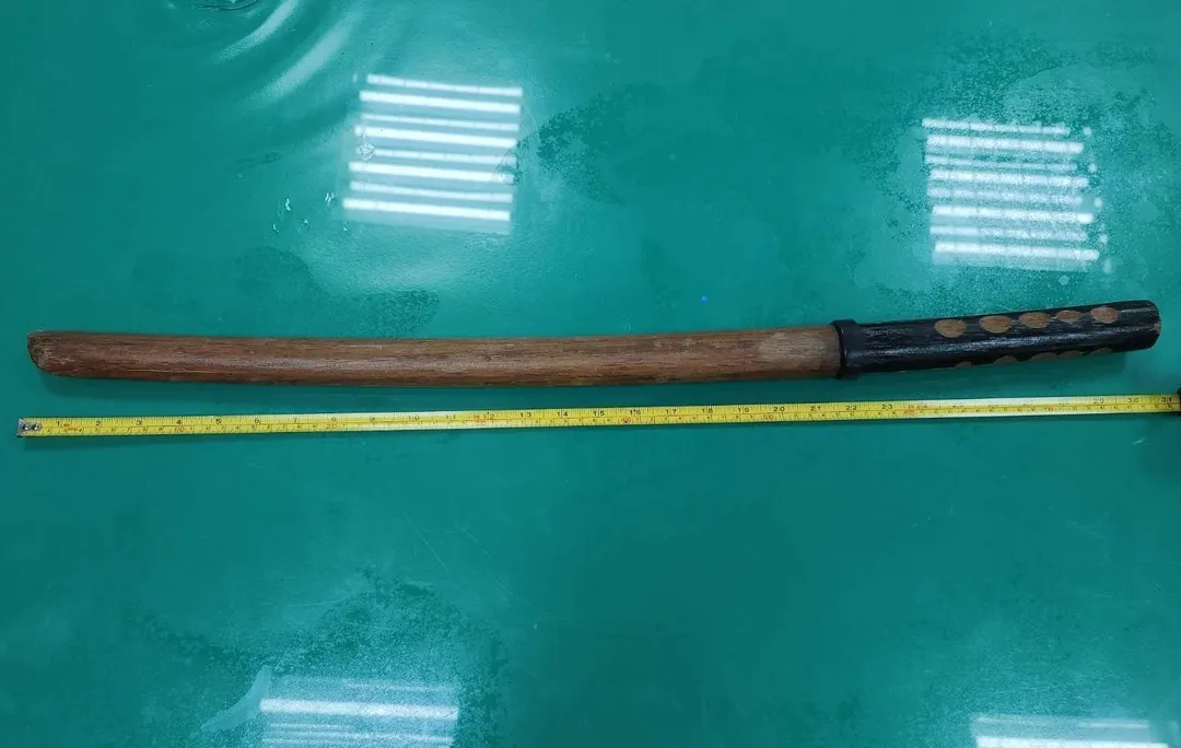 警方查扣犯案用木刀。（圖／翻攝畫面）
