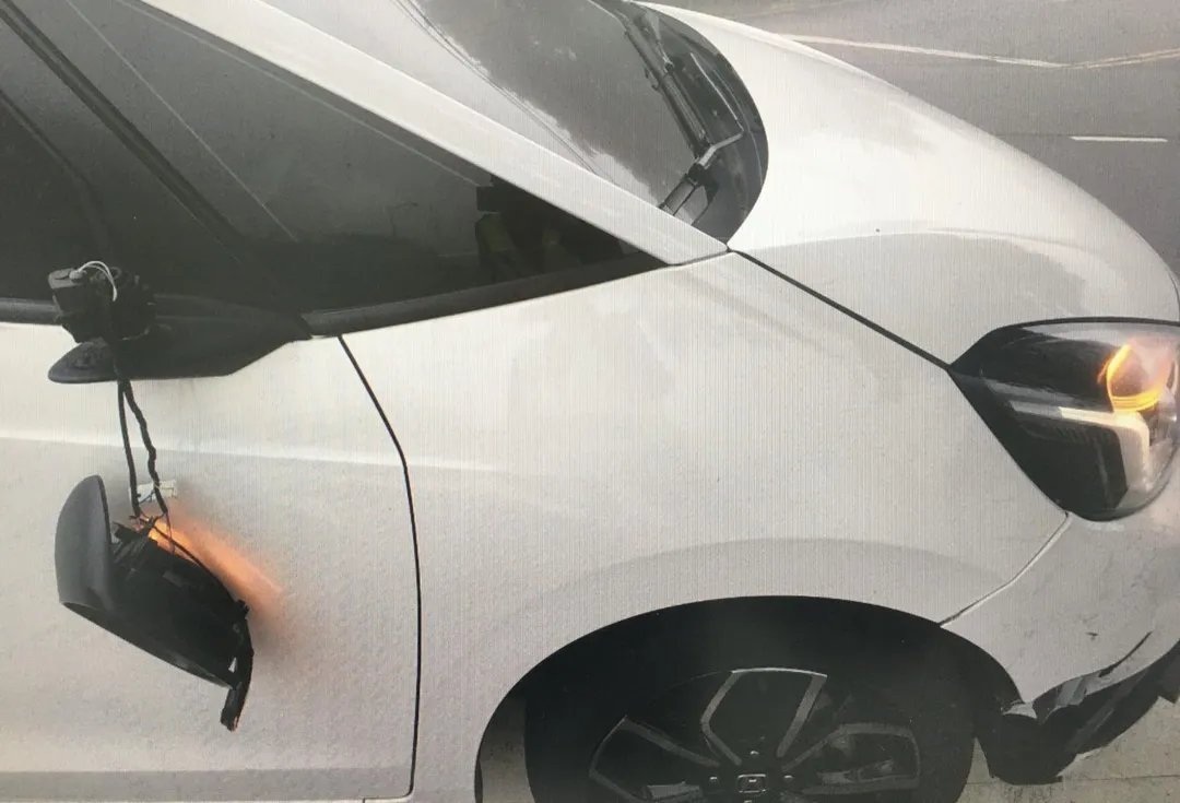 肇事轎車後照鏡斷裂毀損。（圖／翻攝畫面）