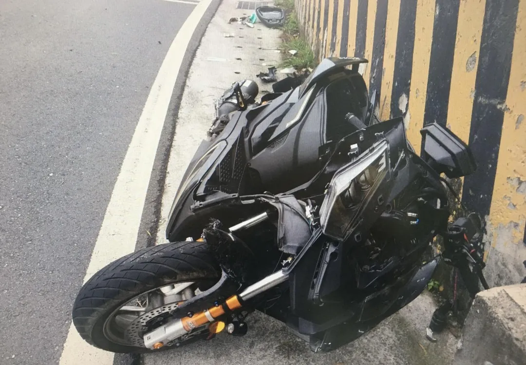 機車遭轎車逆向撞擊車頭全毀。（圖／翻攝畫面）