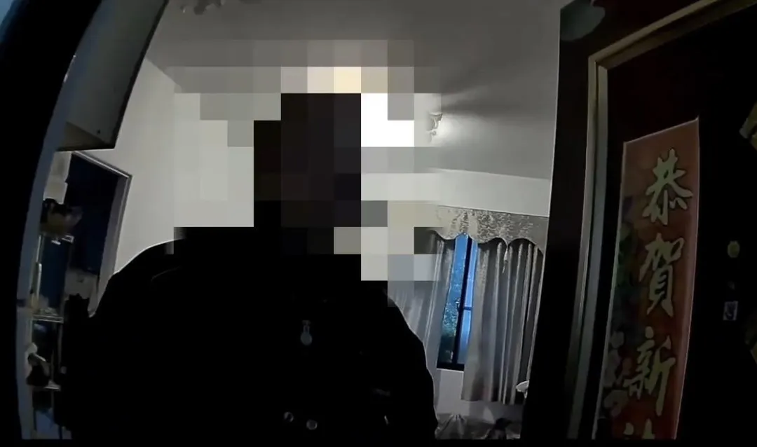 警方上門通知光頭男到案。（圖／翻攝畫面）