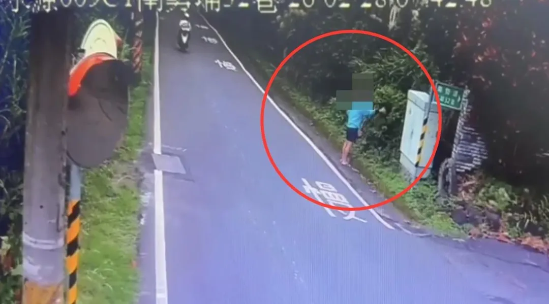 光頭男子在淡水山區肉身擋車。（圖／翻攝畫面）