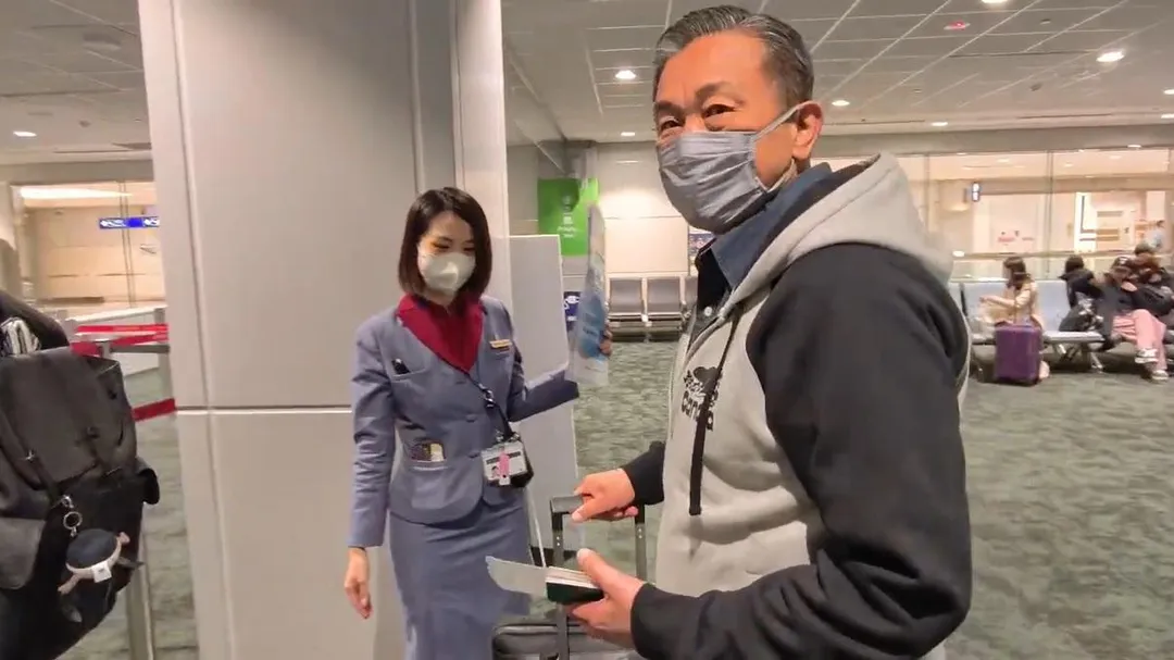 王定宇4日赴機場搭機的情形。(中天新聞)