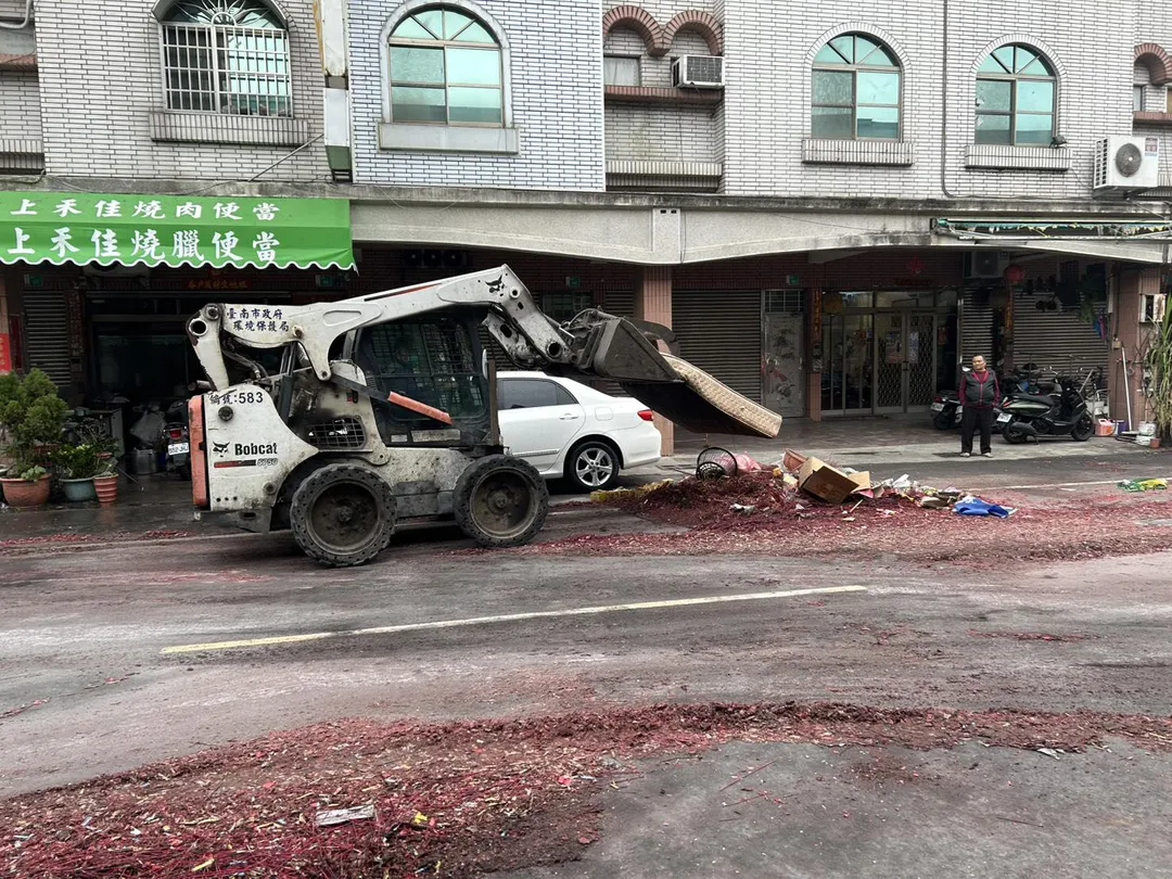 台南市環保局出動12區清潔隊短短4小時就恢復市容。（圖／台南環保局提供）