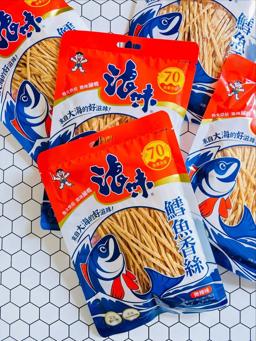 浪味鱈魚香絲（微辣味），憑藉著高達 70% 的魚漿含量與慢火烘焙工藝。（圖／中天新聞）