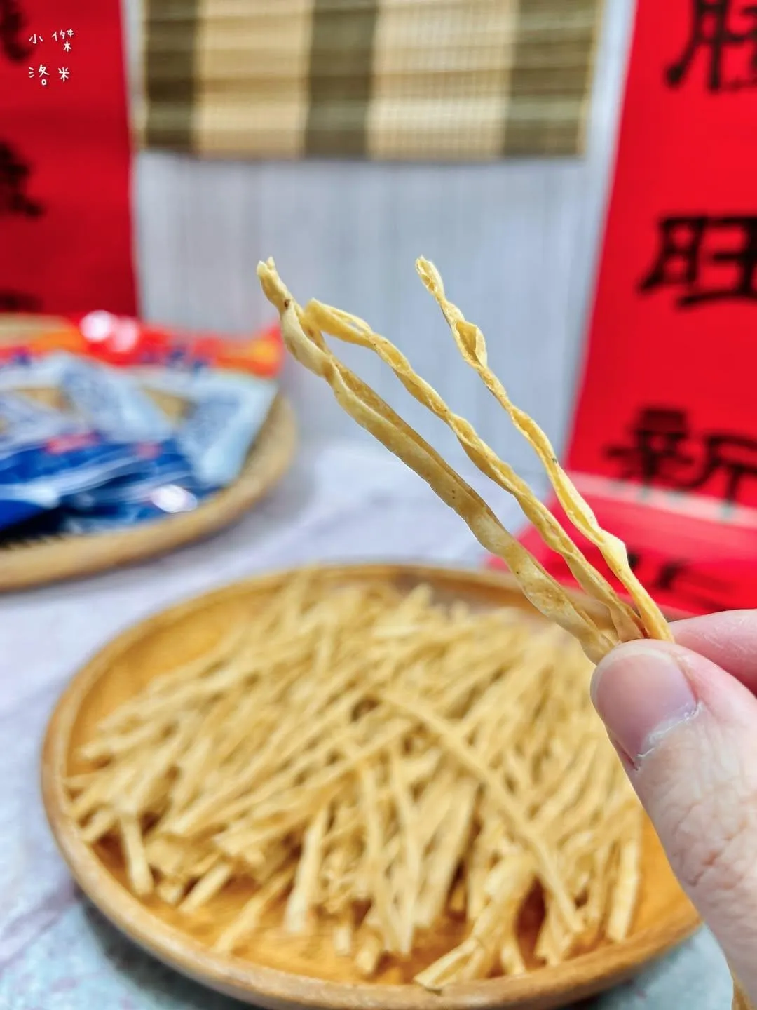 浪味鱈魚香絲（微辣味），憑藉著高達 70% 的魚漿含量與慢火烘焙工藝。（圖／中天新聞）