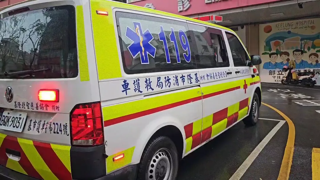 49歲李男昏倒在巷內，送醫不治。（圖／中天新聞）
