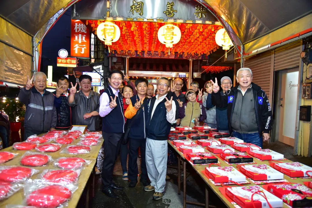 江主委與米粉寮樂善祠鬪粄得獎者古先生及地方里長合影。（圖／台中市府提供）