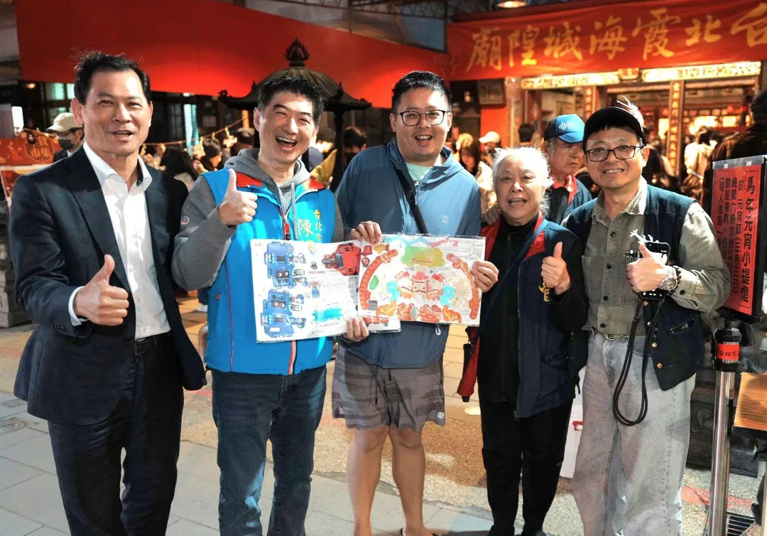 市議員陳炳甫在大稻埕與民眾共慶元宵。 （圖／台北霞海城隍廟提供，下同）