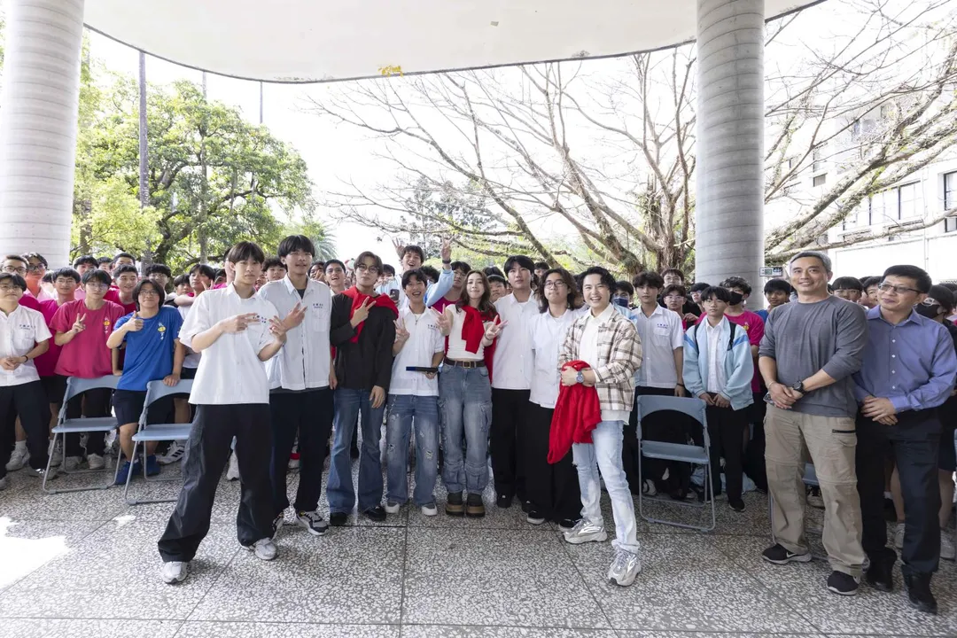 告五人與熱音社驚喜合唱〈你要不要吃哈密瓜〉掀暴動。（圖／相信音樂 提供）