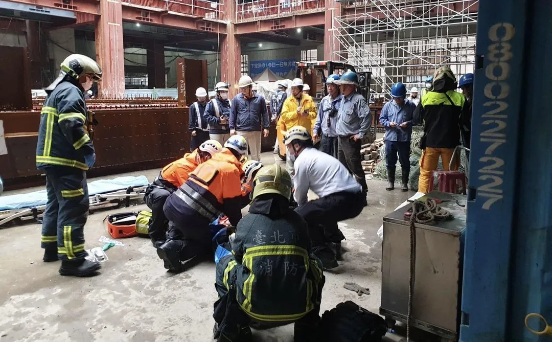 北市中山區一名工人墜落命危送醫。（圖／翻攝畫面）