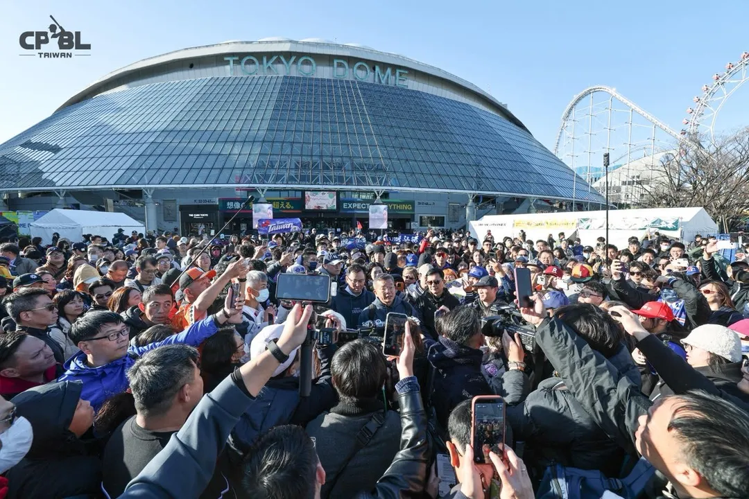 東京巨蛋前湧入大量台灣球迷。（圖／取自中職臉書）