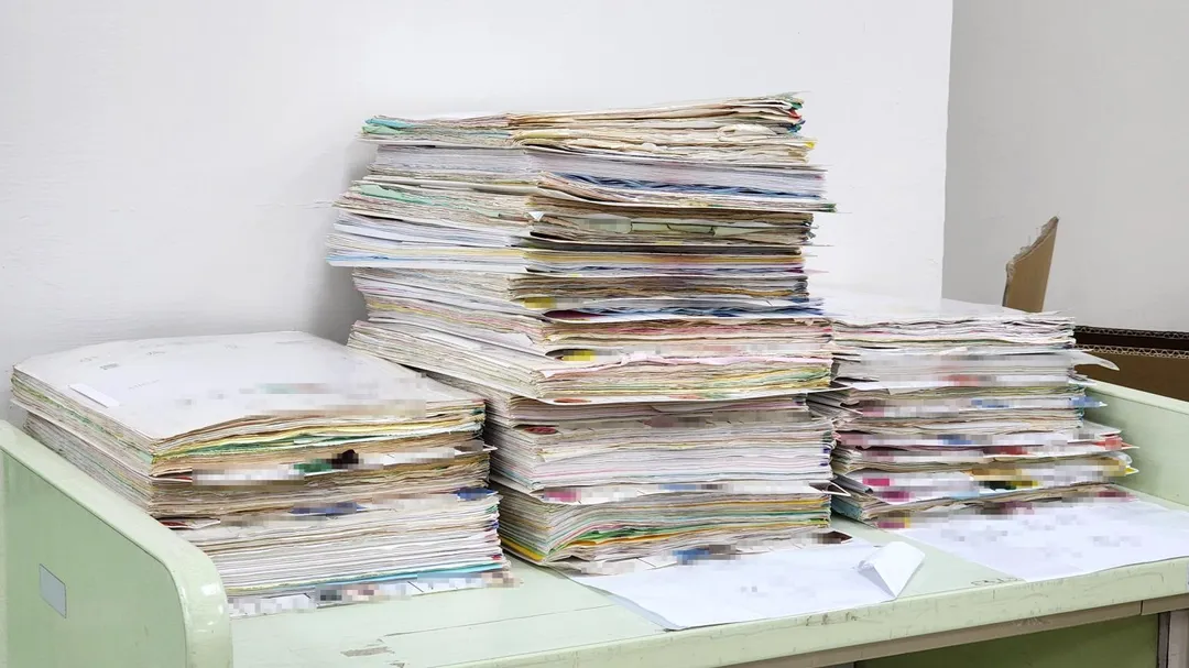 過去感染管制護理師為了確認感染案例，必須逐一開啟病人病歷、實驗室報告及影像資料。(圖/奇美醫院)