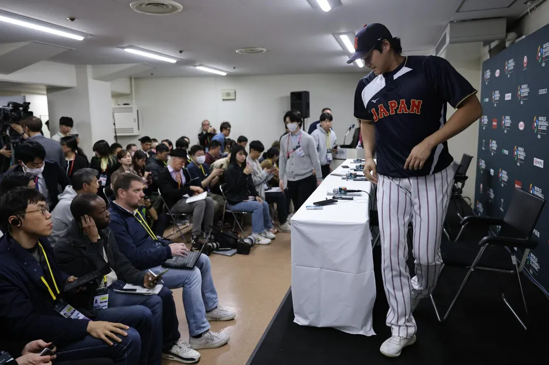 大谷翔平受訪吸引大批媒體。（圖／読売新聞社提供）