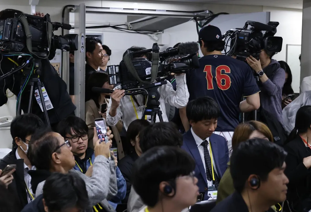 大批媒體擠爆記者會現場。（圖／読売新聞社提供）