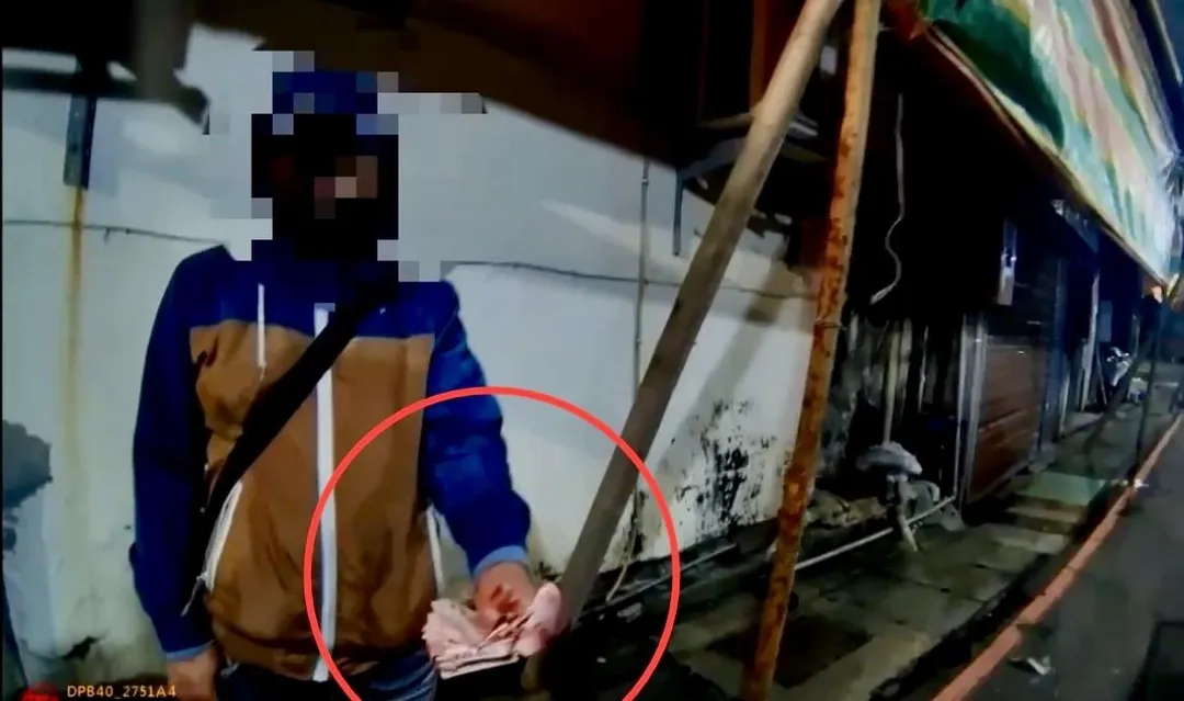嫌犯遭活逮從口袋掏出上萬元贓款。（圖／翻攝畫面）