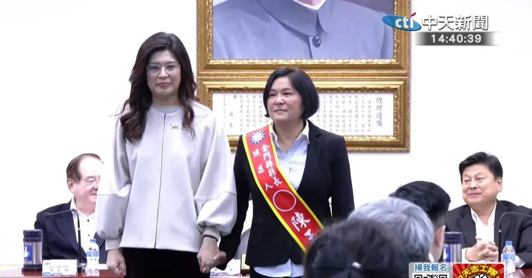 國民黨主席鄭麗文牽起陳玉珍的手高喊凍蒜。（圖／中天新聞）