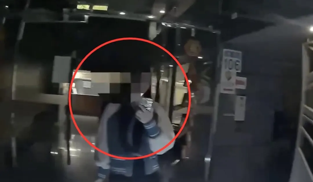 酒醉女子不付車錢又襲警遭逮捕送辦。（圖／翻攝畫面）