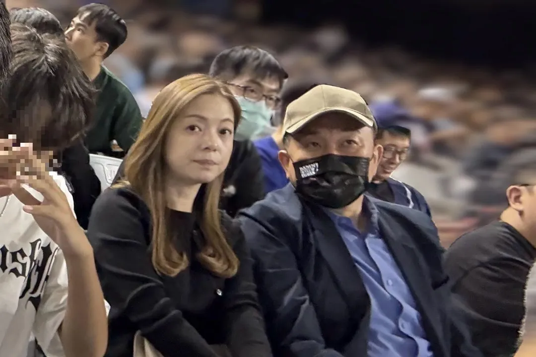 王定宇與前妻李淑吟上周疑似一同前往台北大巨蛋觀看中華隊熱身賽。(圖/讀者提供)