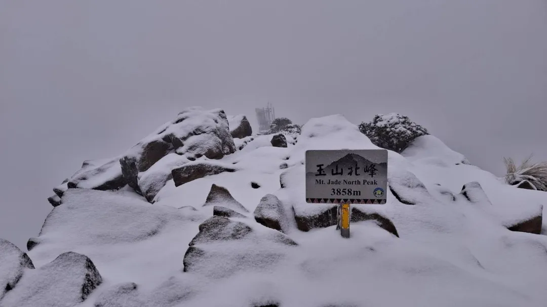 玉山4日晚間降雪，雪深達5公分。（圖／中央氣象署提供，下同）