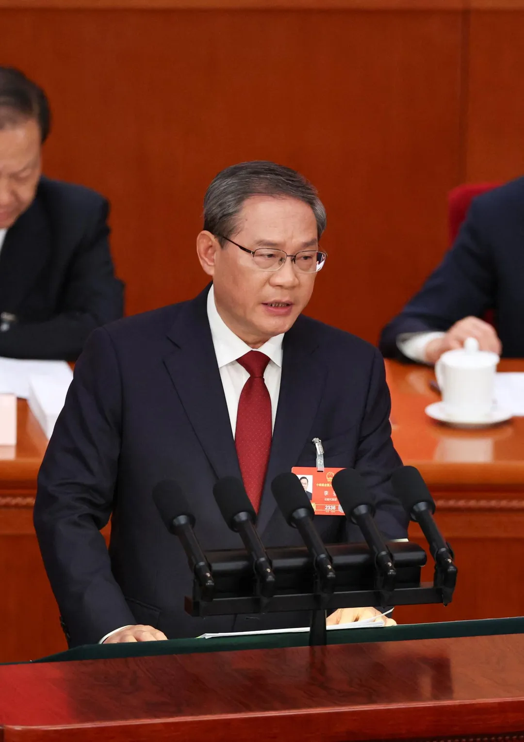 大陸國務院總理李強今在北京人民大會堂舉行的全國人大開幕式，進行工作報告。（圖／路透社）